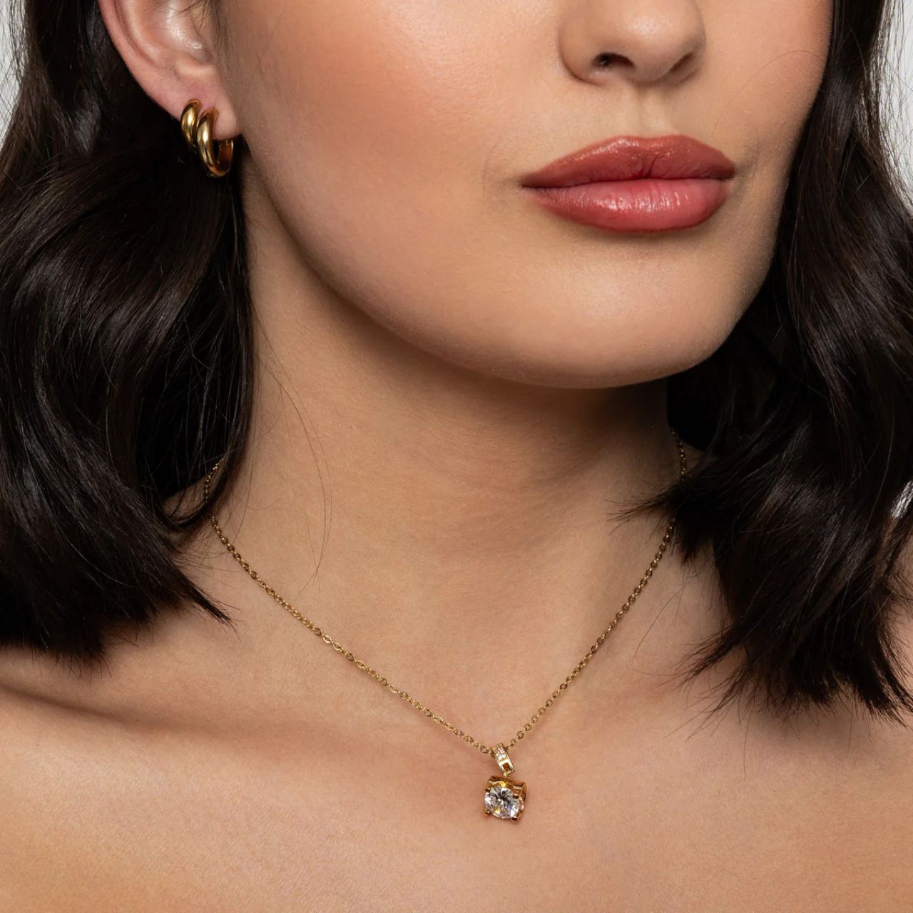 Beautiful CZ solitaire with gold plated chain. Length 41 + 5cm extension. Gold plating.