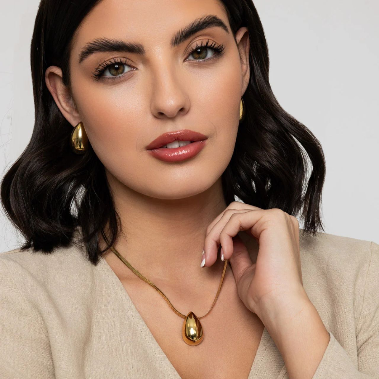 Beautiful gold teardrop on trendy flat snake chain. Length 44 + 5cm extension. IP 14K gold plating.