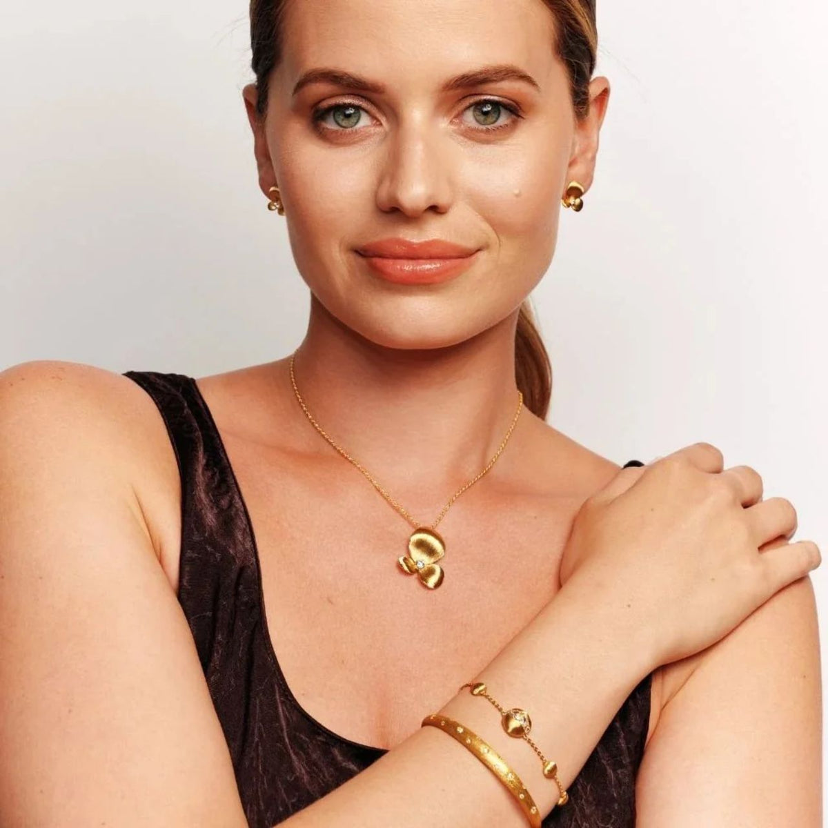 The Kinsley Earrings feature beautiful floral-inspired shapes finished in luxurious brushed 18 carat gold plating. Their softly textured finish adds a subtle touch of sophistication, while the 1.5cm size makes them perfect for everyday wear or dressing up for a special occasion.