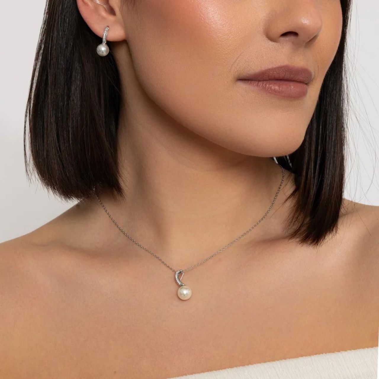 These elegant Nalani Silver Plated Pearl Earrings by Knight & Day are a perfect addition to any outfit. With their silver plated finish and stunning pearl detailing, they add a touch of sophistication and beauty to any look. Elevate your style with these timeless earrings.
