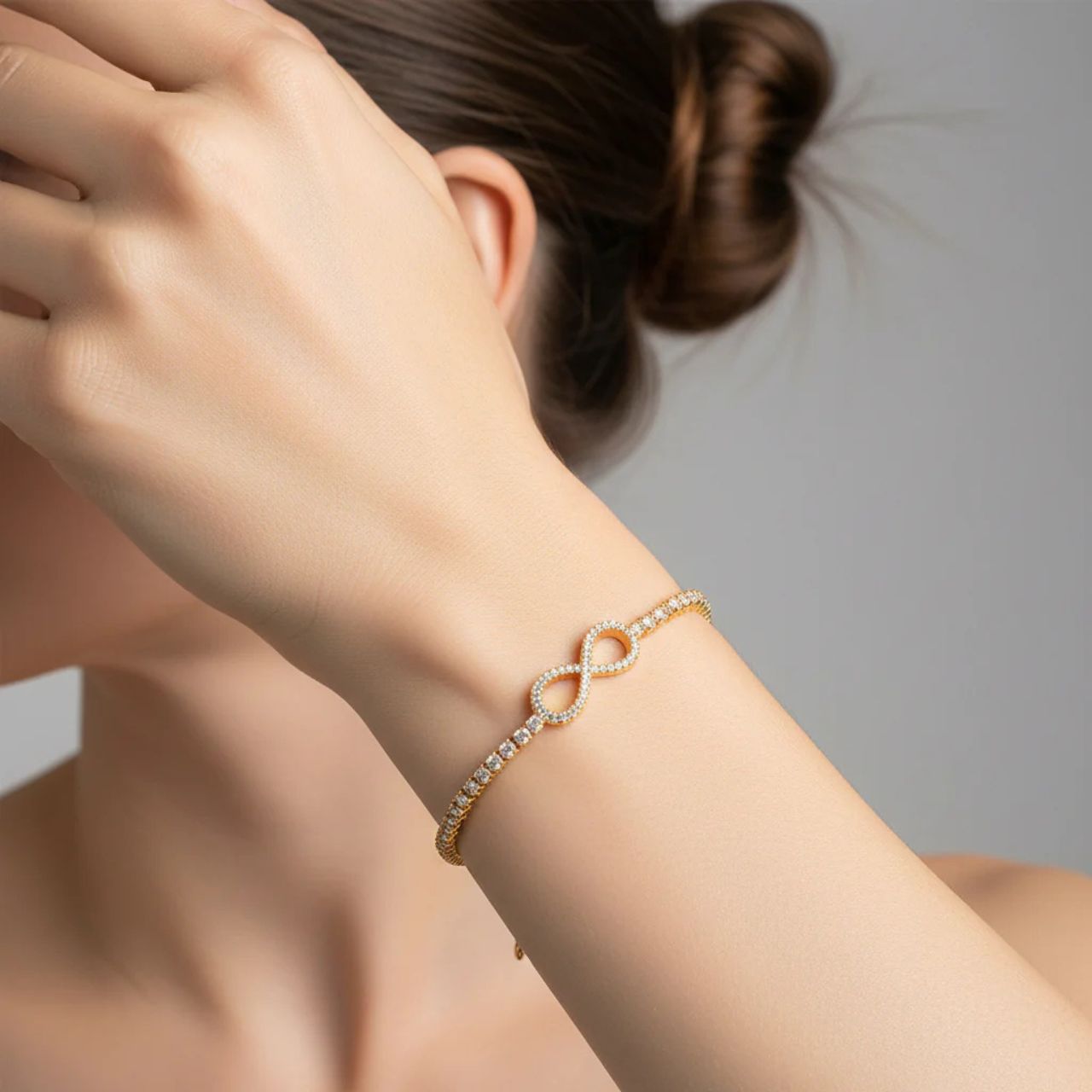 Elegant crystal encrusted infinity shape on fine crystal bracelet. Lobster claw fastening. 18k gold plated.