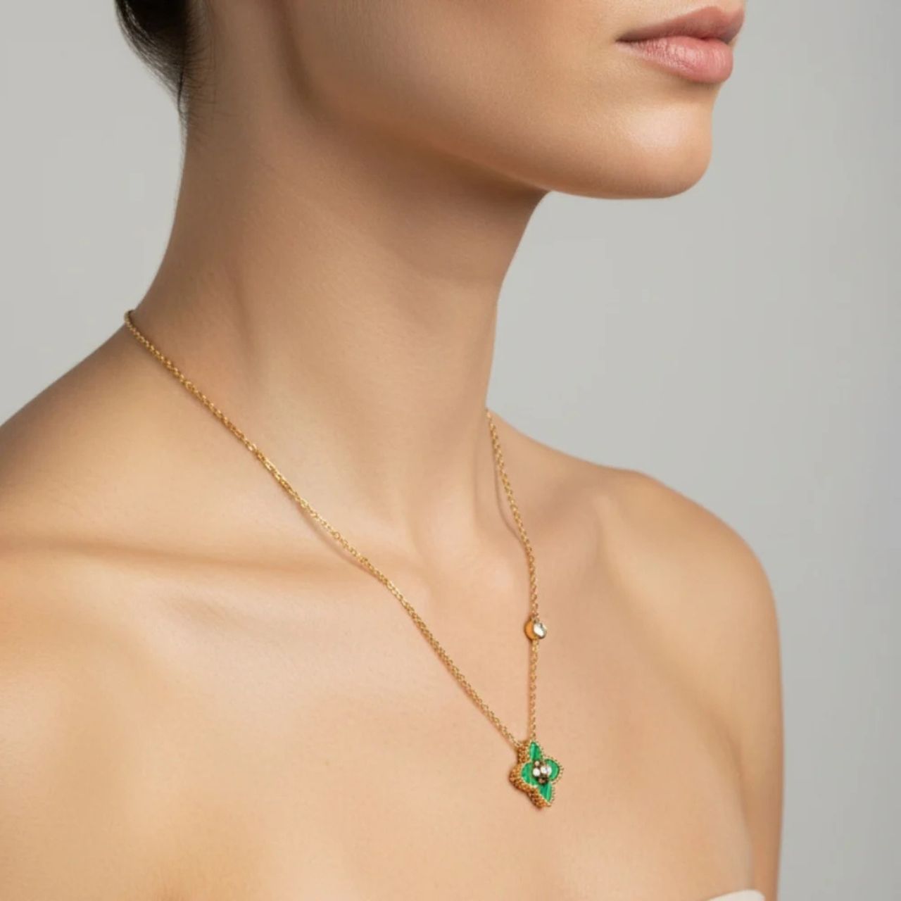 Delicate & pretty necklace with malachite style drop embellished with crystal. Length 40 + 5cm extension. 18k gold plated.