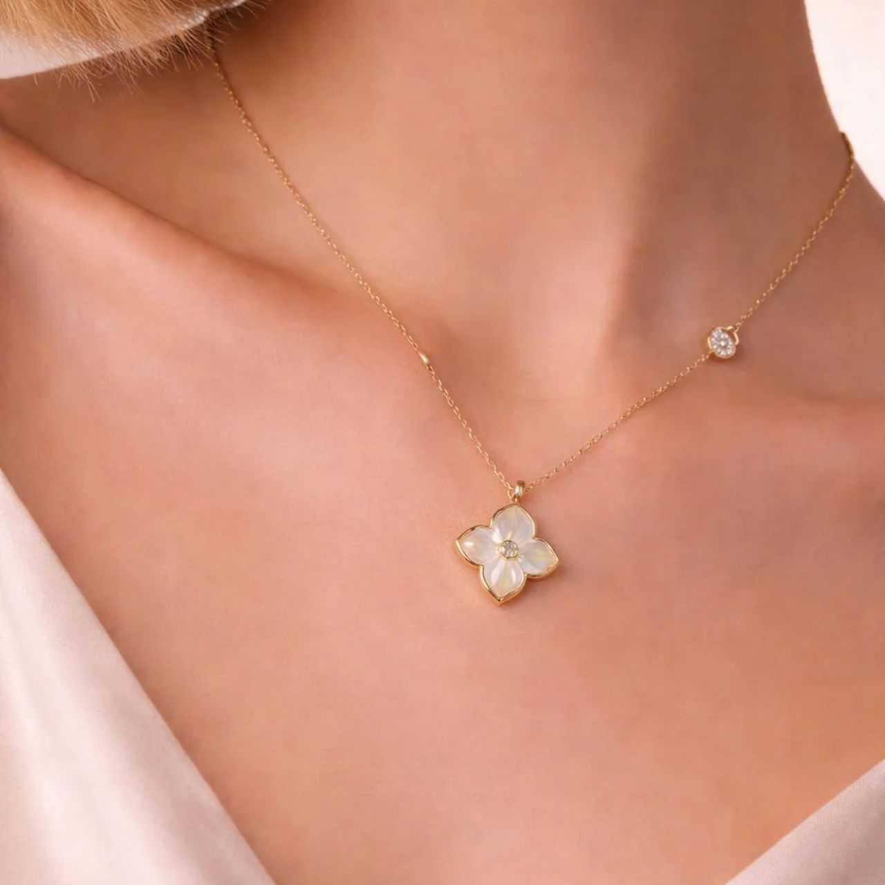 Delicate & pretty necklace with Mother of Pearl floral drop embellished with crystal. Length 40 + 5cm extension. 18k gold plated.