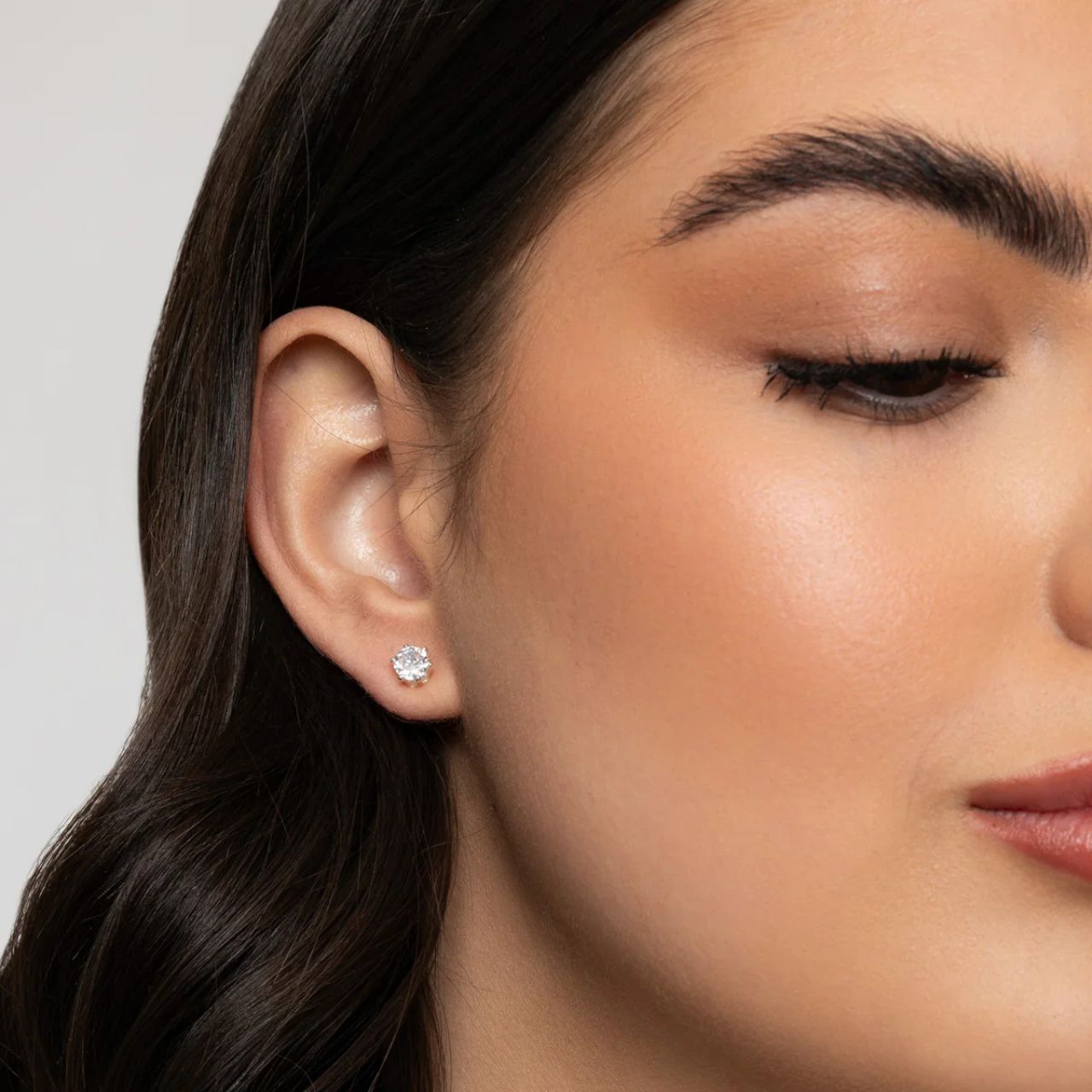 Beautiful necklace with baguette shape CZ stones, length 41 + 5cm extension, paired with discreet CZ studs. Silver plating.