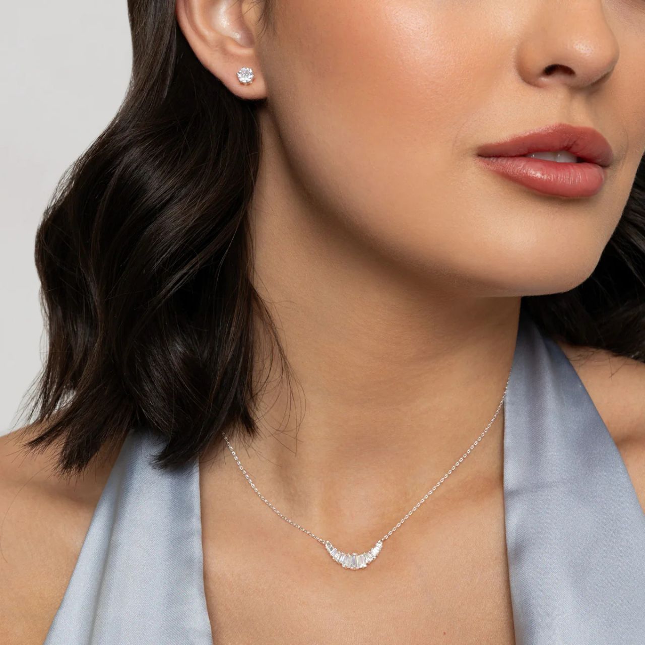 Beautiful necklace with baguette shape CZ stones, length 41 + 5cm extension, paired with discreet CZ studs. Silver plating.