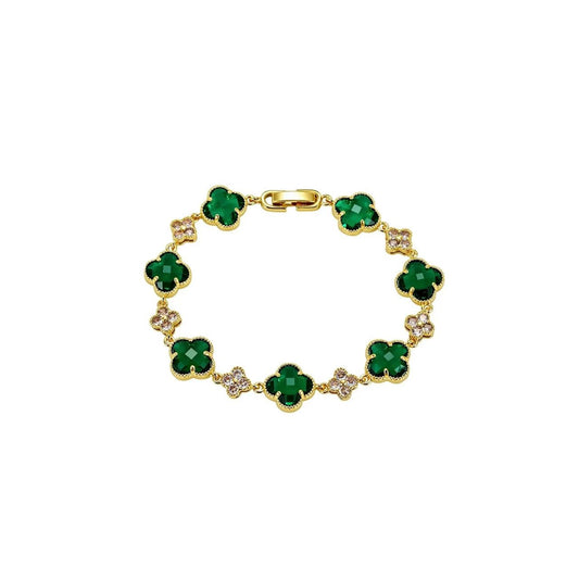Beautiful clover shapes in emerald crystal set in lustrous gold plating. This elegant bracelet measures 18cm and features a secure fold-over clip closure, perfect for everyday wear or special occasions. A timeless piece that combines natural beauty with refined craftsmanship.