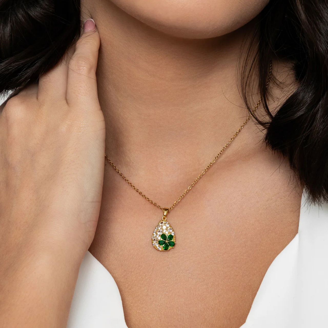 Vibrant emerald flower element on teardrop base encrusted with CZ stones. Length 41 + 5cm extension. Gold plating.