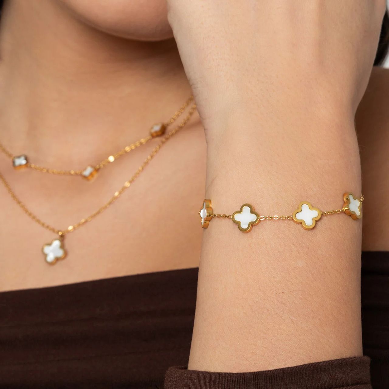 Beautiful layered clover necklace with white shell front & back of each element. Length 41/46 + 5cm extension. Gold plating.