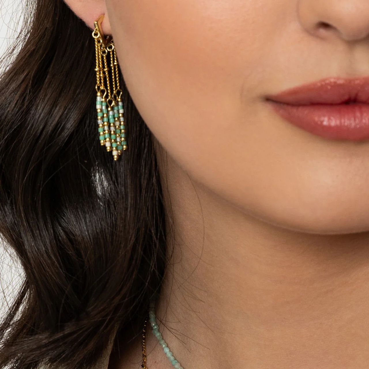 Beautiful drop earrings with green tone, semi precious stones, Post & clip fastening. Gold plating.