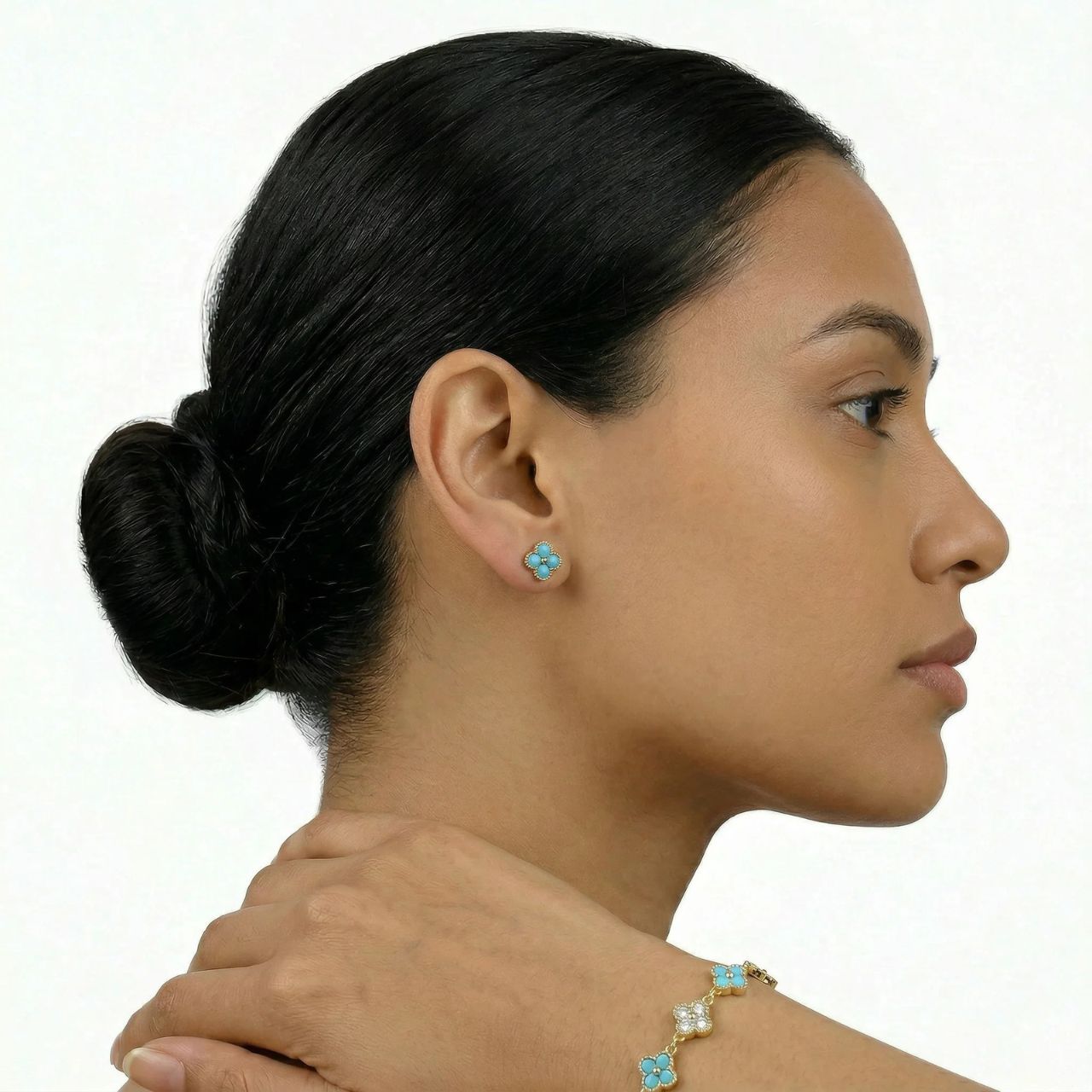 Pretty turquoise clover earrings with post fastening.
