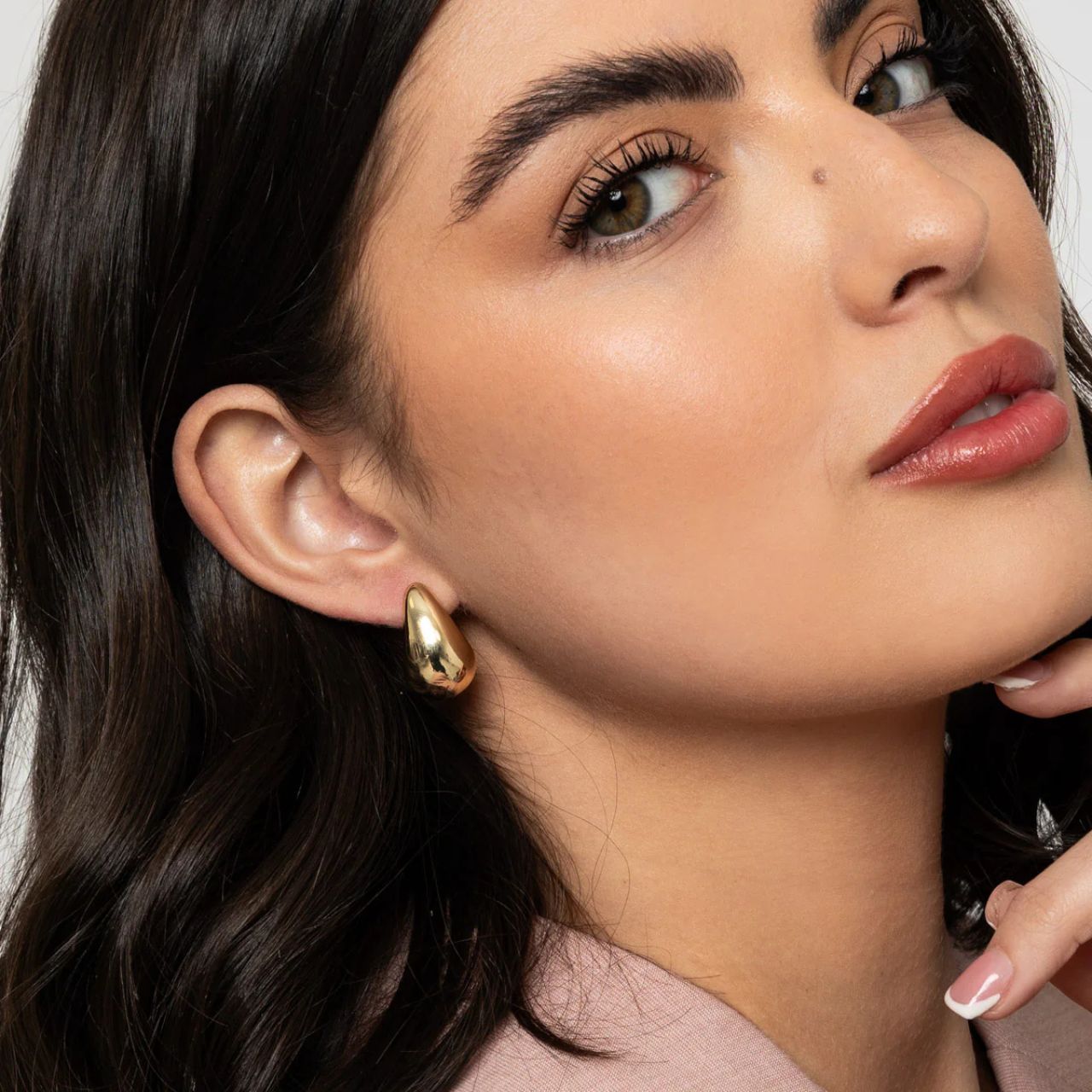 Small chunky teardrop hoops. Ideal for day wear. Post fastening. 18K gold plated E coating.
