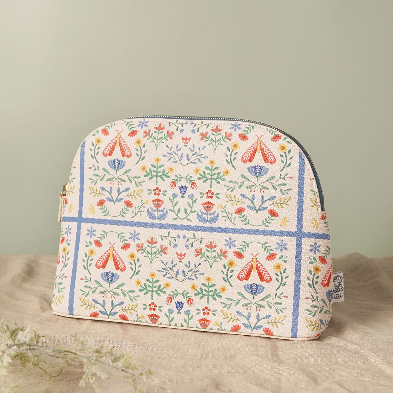 The Sophia Lane Large Floral Make-Up Bag - Cream is a stylish and practical accessory for storing cosmetics and toiletries, ideal for gifting or daily use.