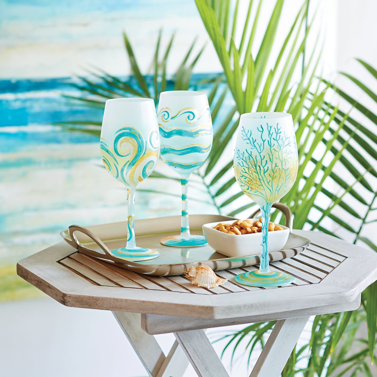 Being by the sea or away on holiday can be some people's special place. Why not get them a glass to always remind them? Swirls of blue, gold and white surround the glass to create a beautiful imaginative pattern.
