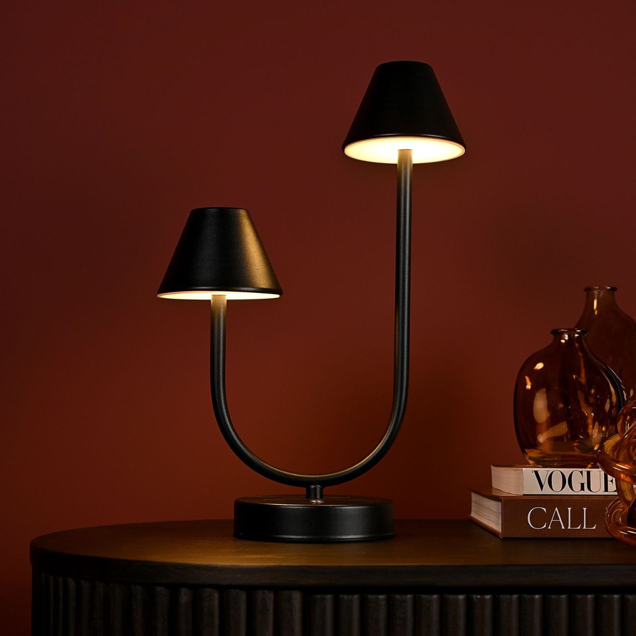 Featuring a contemporary matte black finish, this lamp combines style with functionality. Equipped with touch-sensitive controls and adjustable lighting.