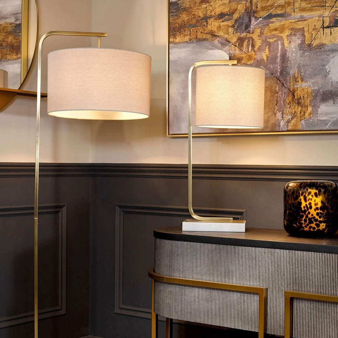 A classic and sleek desk lamp or task lamp. Ideal for a home office and or desk area. The beautiful marble base is unique to this style of lamp. Antique brass in colour with a beige linen shade.