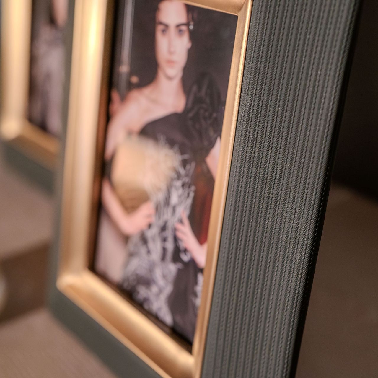 Enhance your photos with the Sutera Picture Frame in green. The elegant gold details add a touch of sophistication to any room. Display your memories with style and add a beautiful touch to your home décor. Fits 4 x 6 photos.