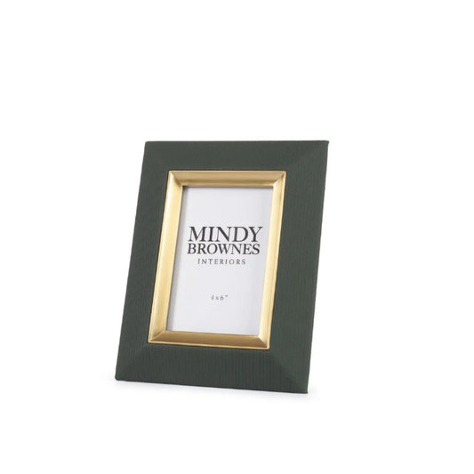 Enhance your photos with the Sutera Picture Frame in green. The elegant gold details add a touch of sophistication to any room. Display your memories with style and add a beautiful touch to your home décor. Fits 4 x 6 photos.