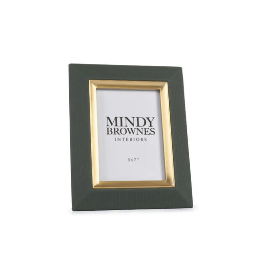 Enhance your photos with the Sutera Picture Frame in green. The elegant gold details add a touch of sophistication to any room. Display your memories with style and add a beautiful touch to your home décor. Fits 5 x 7 photos.