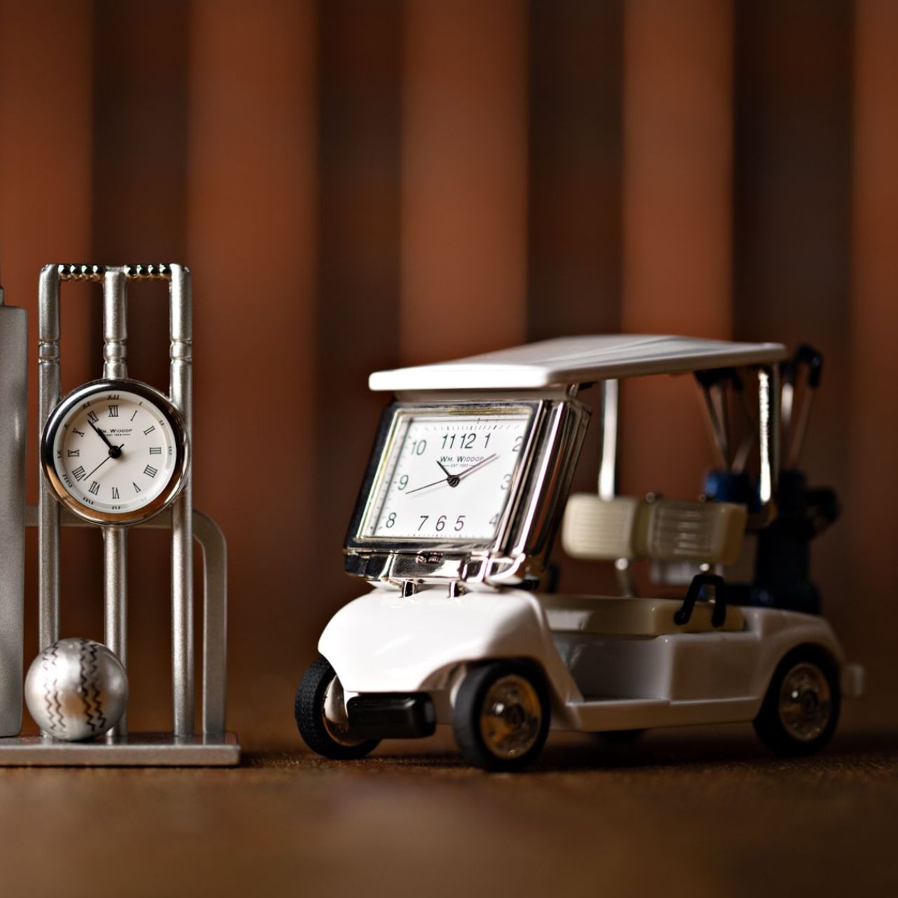 This distinct gold buggy clock has a lasting style that would complement any bedside table or living room mantelpiece.