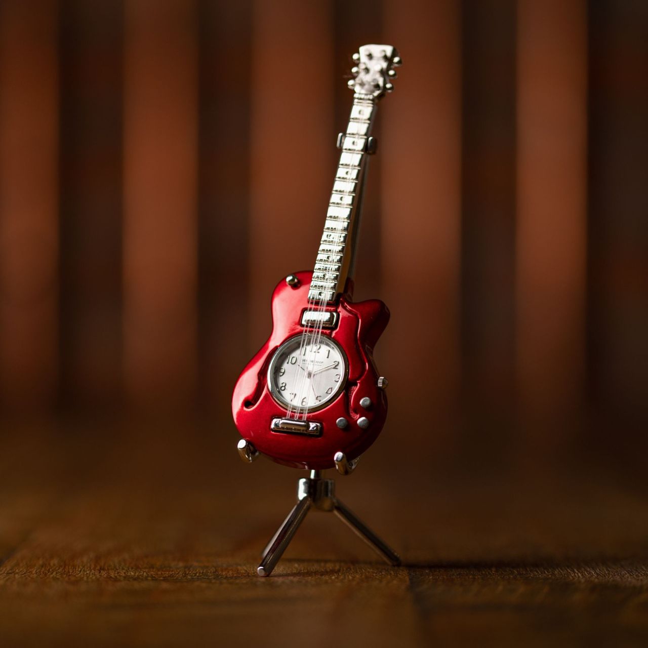 This dazzling guitar clock has a lasting style that would complement any bedside table or living room mantelpiece.