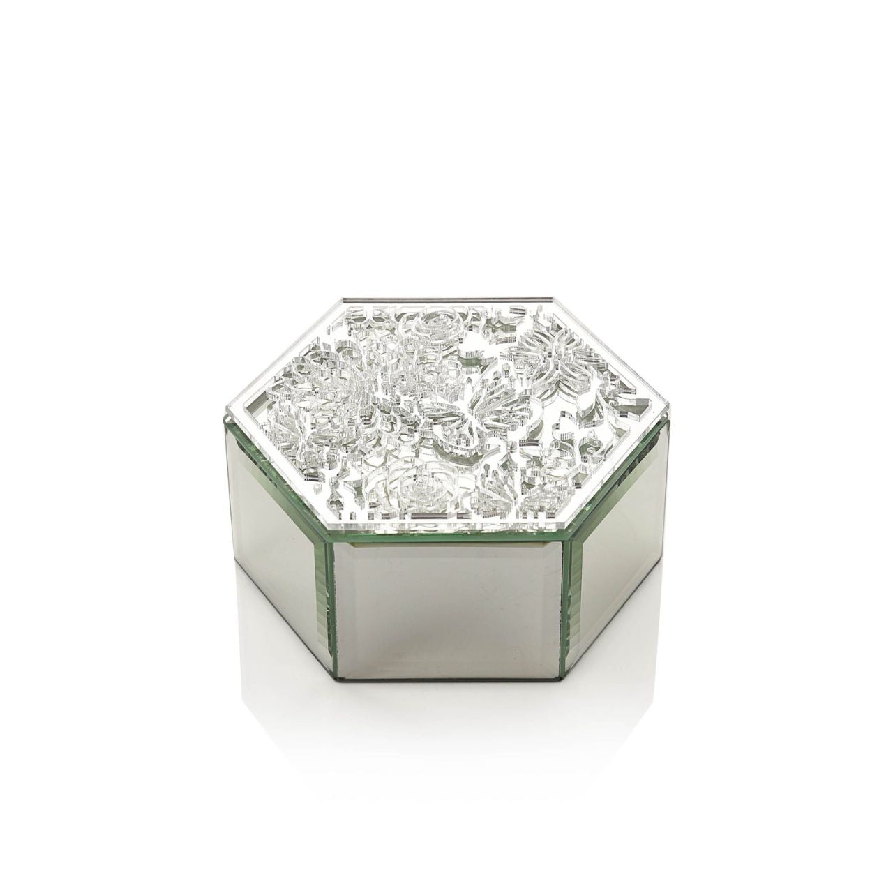 The outstanding decoration of this trinket box makes it a gift to be cherished forever.