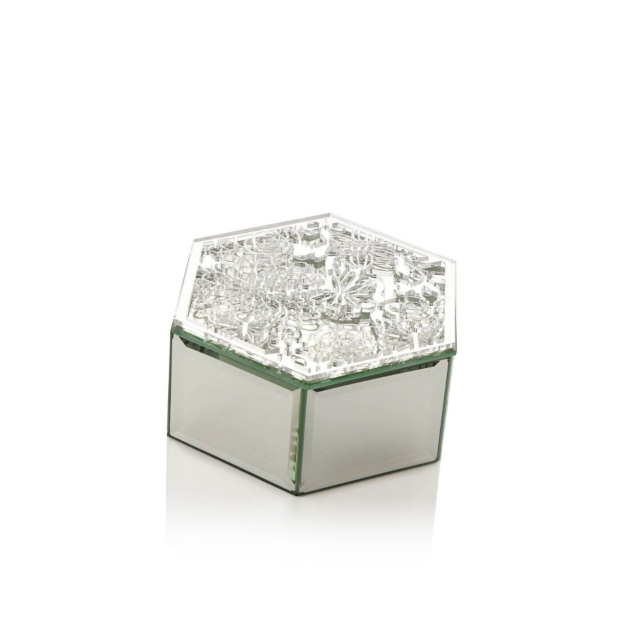 The outstanding decoration of this trinket box makes it a gift to be cherished forever.