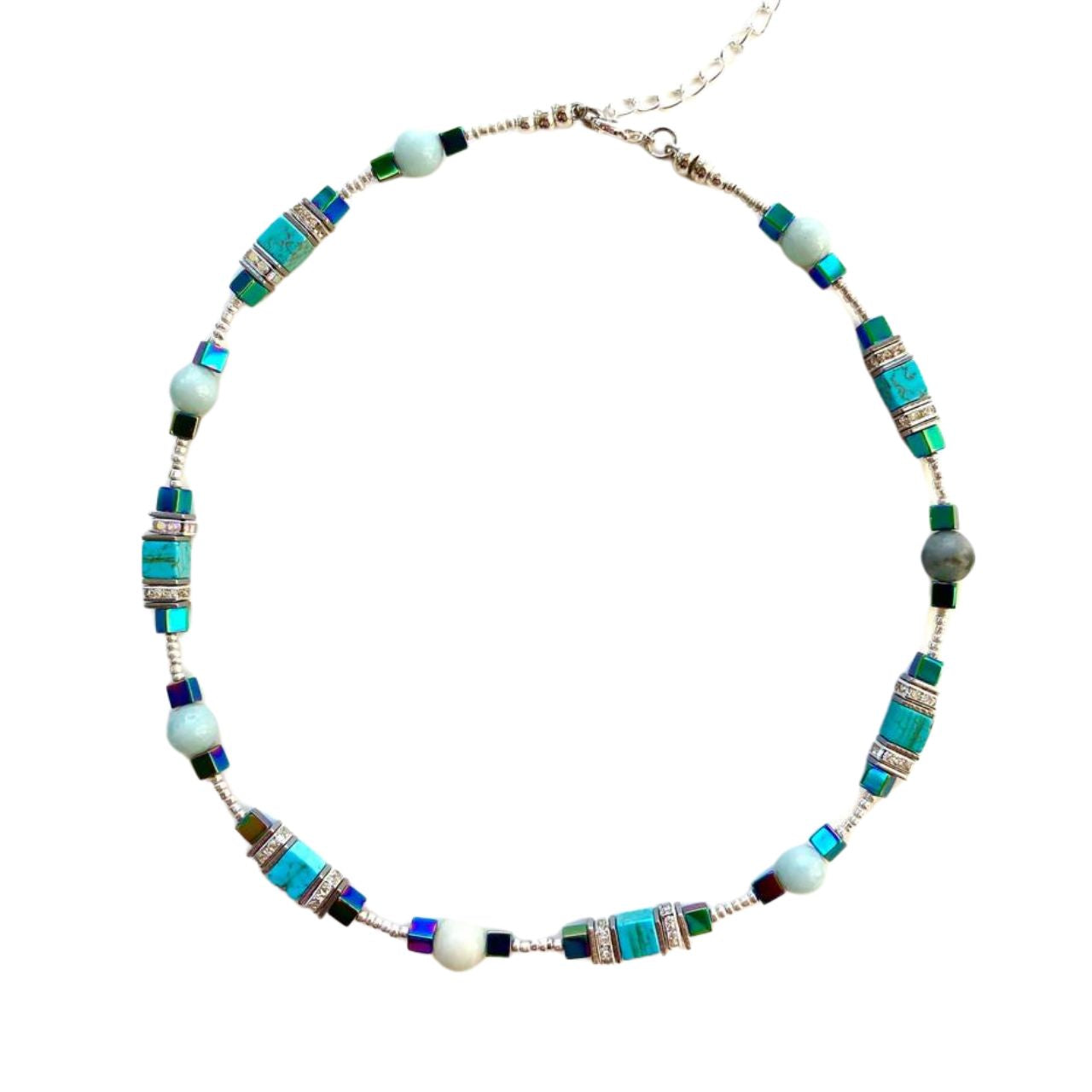 This necklace is an attractive combination of gemstones and sparkling Rhinestone spacer beads creating an easy to wear and flattering piece of jewellery.