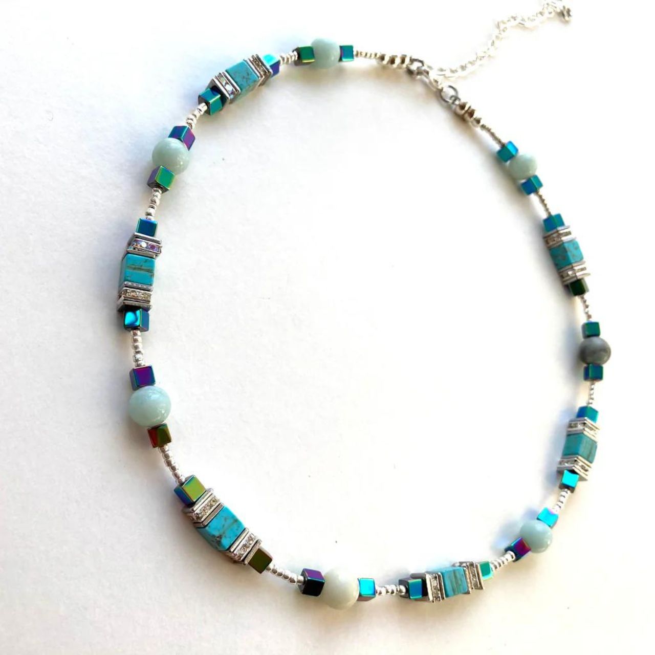 This necklace is an attractive combination of gemstones and sparkling Rhinestone spacer beads creating an easy to wear and flattering piece of jewellery.