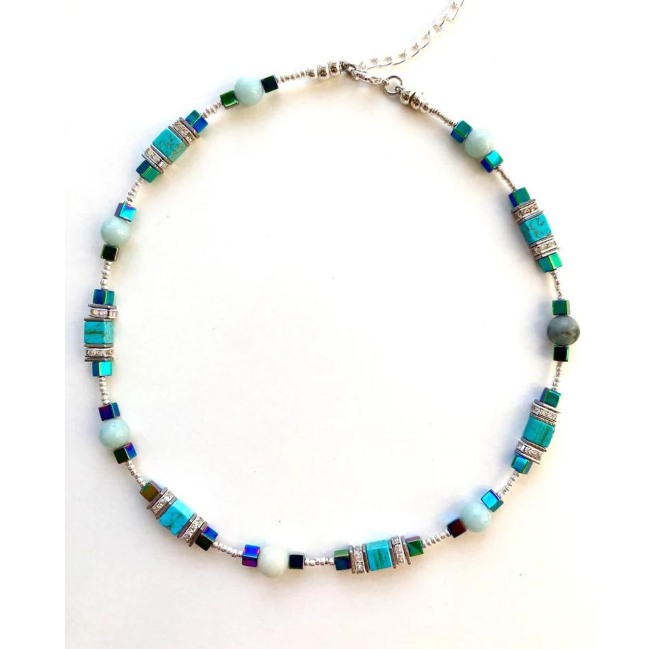 This necklace is an attractive combination of gemstones and sparkling Rhinestone spacer beads creating an easy to wear and flattering piece of jewellery.