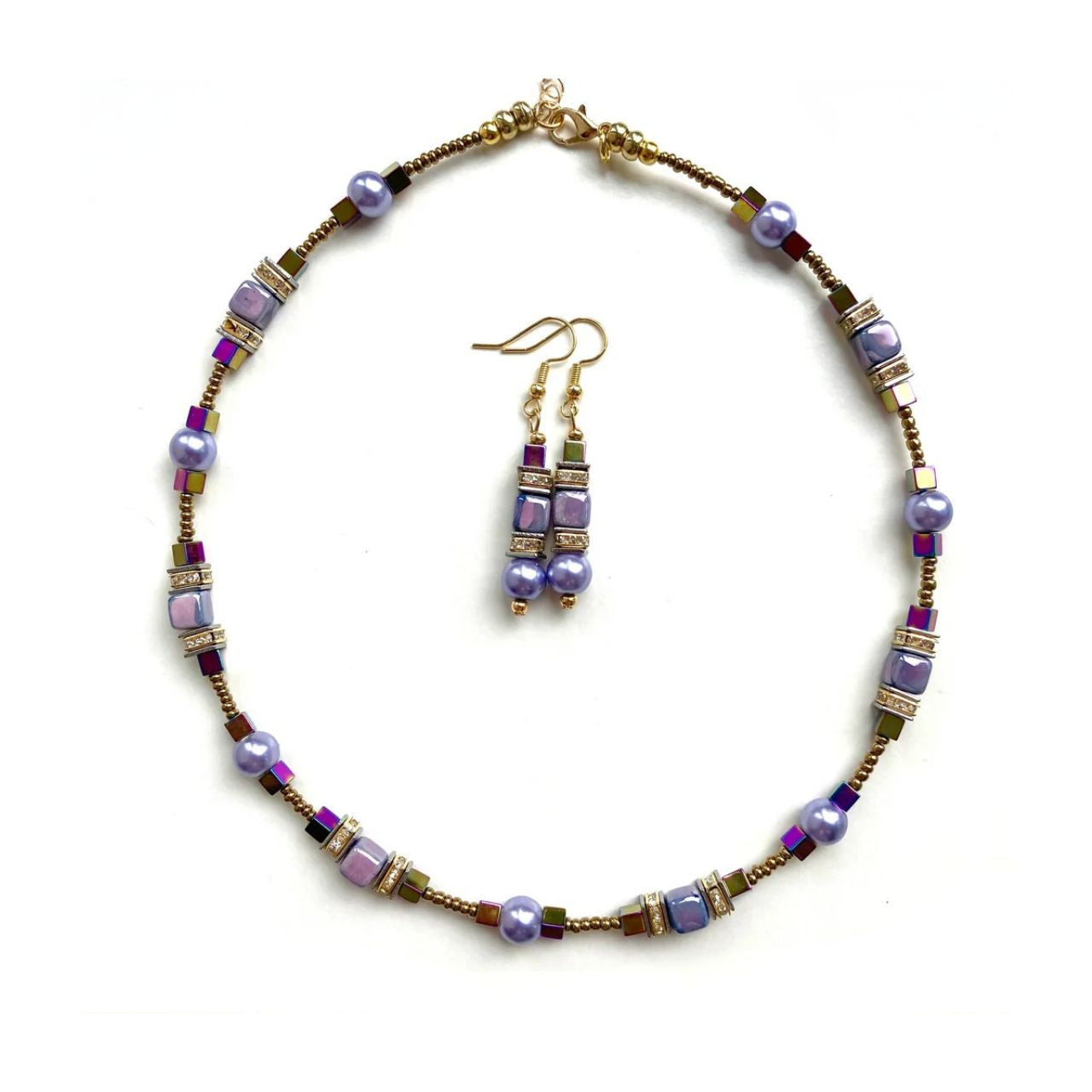 Combined cubes and spheres for a dynamic effect using lilac coloured Ceramic cubes and gold plated Hematite gemstones teamed with toning Pearls, all interspersed with sparkling Rhinestone spacer beads, creating an easy to wear and flattering piece of jewellery.