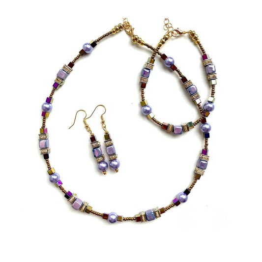 Combined cubes and spheres for a dynamic effect using lilac coloured Ceramic cubes and gold plated Hematite gemstones teamed with toning Pearls, all interspersed with sparkling Rhinestone spacer beads, creating an easy to wear and flattering piece of jewellery.