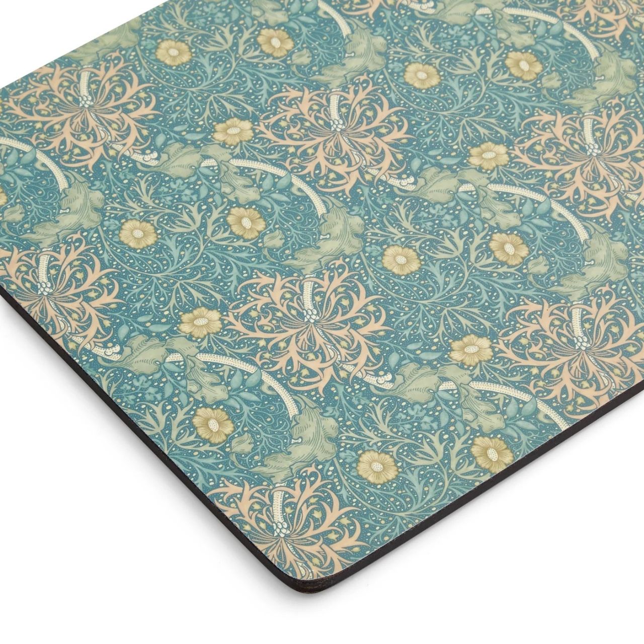 Bring a beautiful mix and match look to your table with this 6-piece placemat set