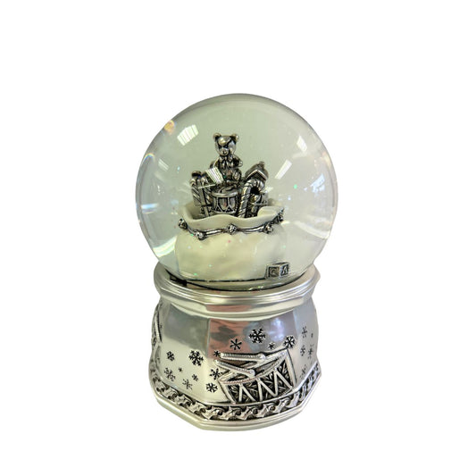 Silver coloured 100 mm snow globe with gift bag. After being wound up, the presents spin in the bag, going up and down and a Christmas melody sounds.