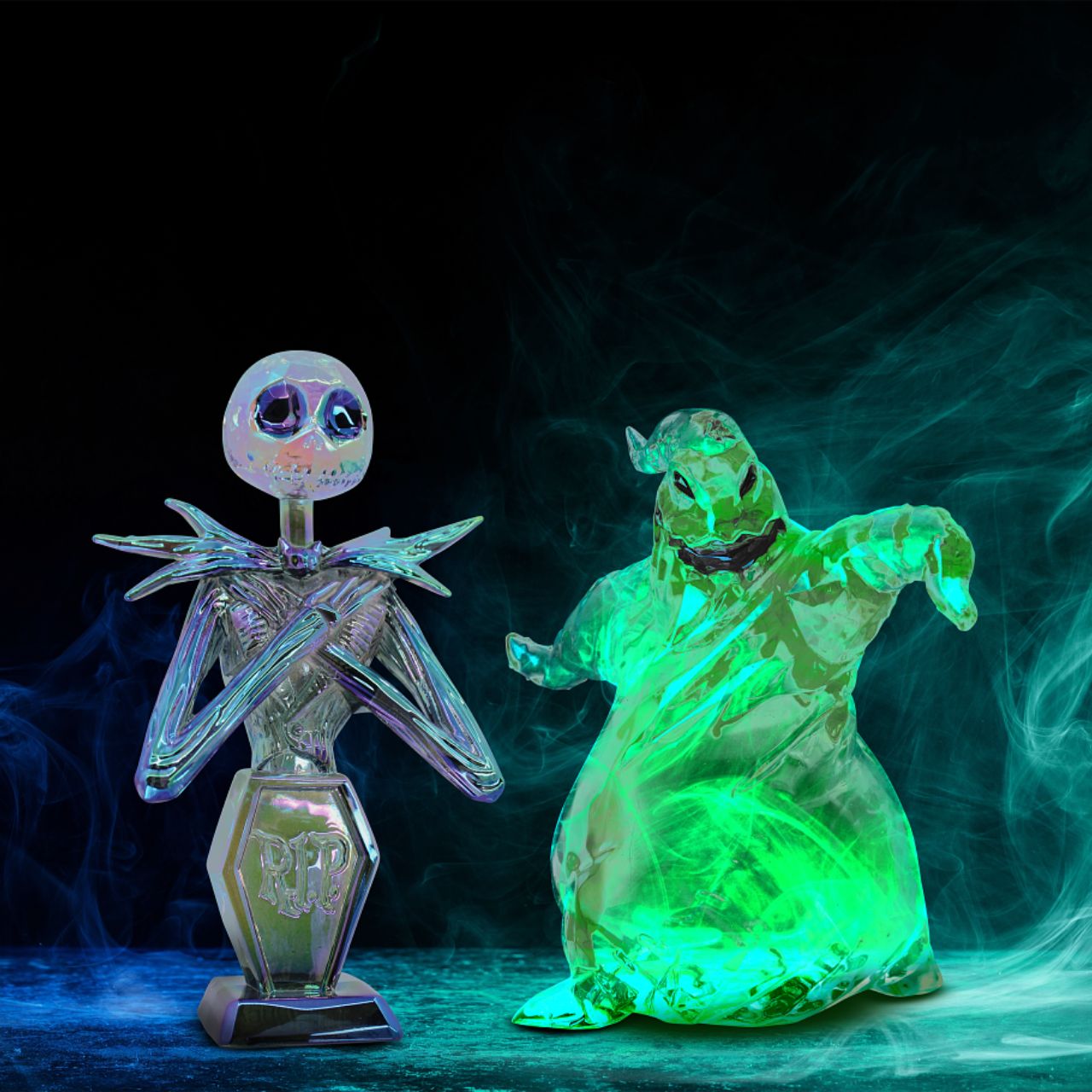 The pumpkin King has been immortalised in facet form in this stylish and elegant bust. Made with "gem cut" style acrylic, he is perfect for any fan of Nightmare Before Christmas. Comes in a fully branded window box.
