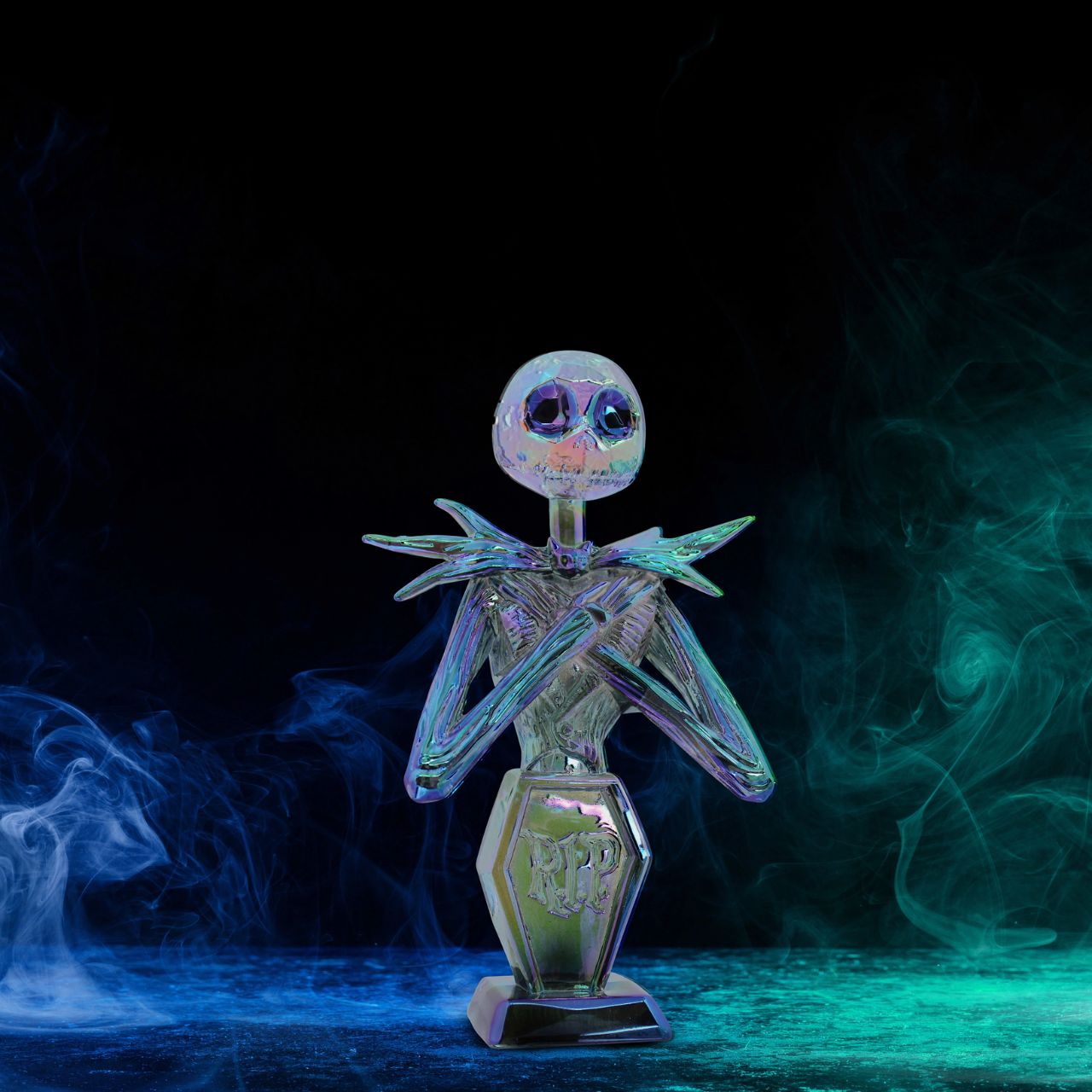 The pumpkin King has been immortalised in facet form in this stylish and elegant bust. Made with "gem cut" style acrylic, he is perfect for any fan of Nightmare Before Christmas. Comes in a fully branded window box.