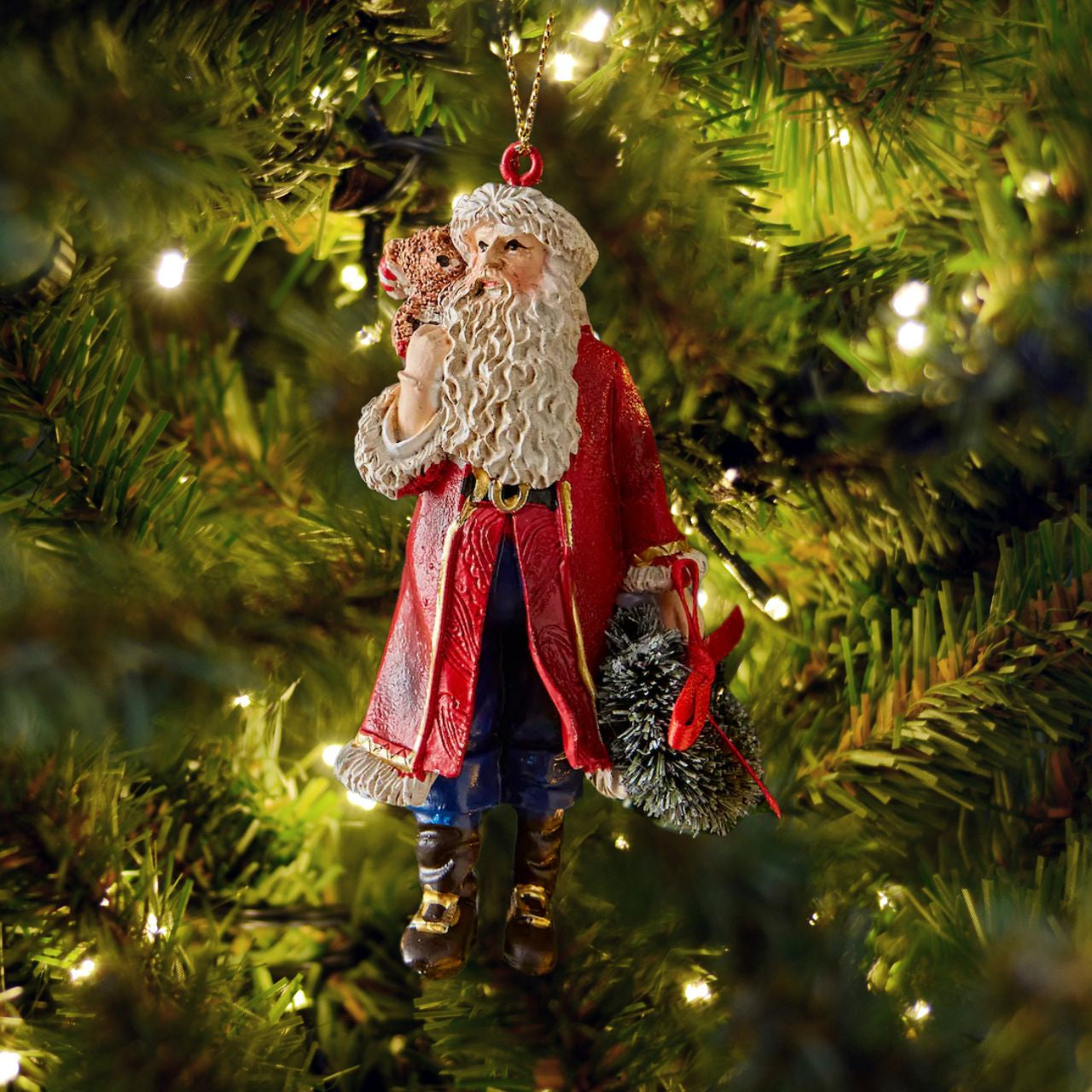 Celebrate timeless holiday charm with the Gisela Graham Nostalgia Santa with Wreath Christmas Hanging Ornament. Expertly crafted, this elegant decoration features a classic Santa adorned with a detailed wreath, adding a refined touch to your festive décor.
