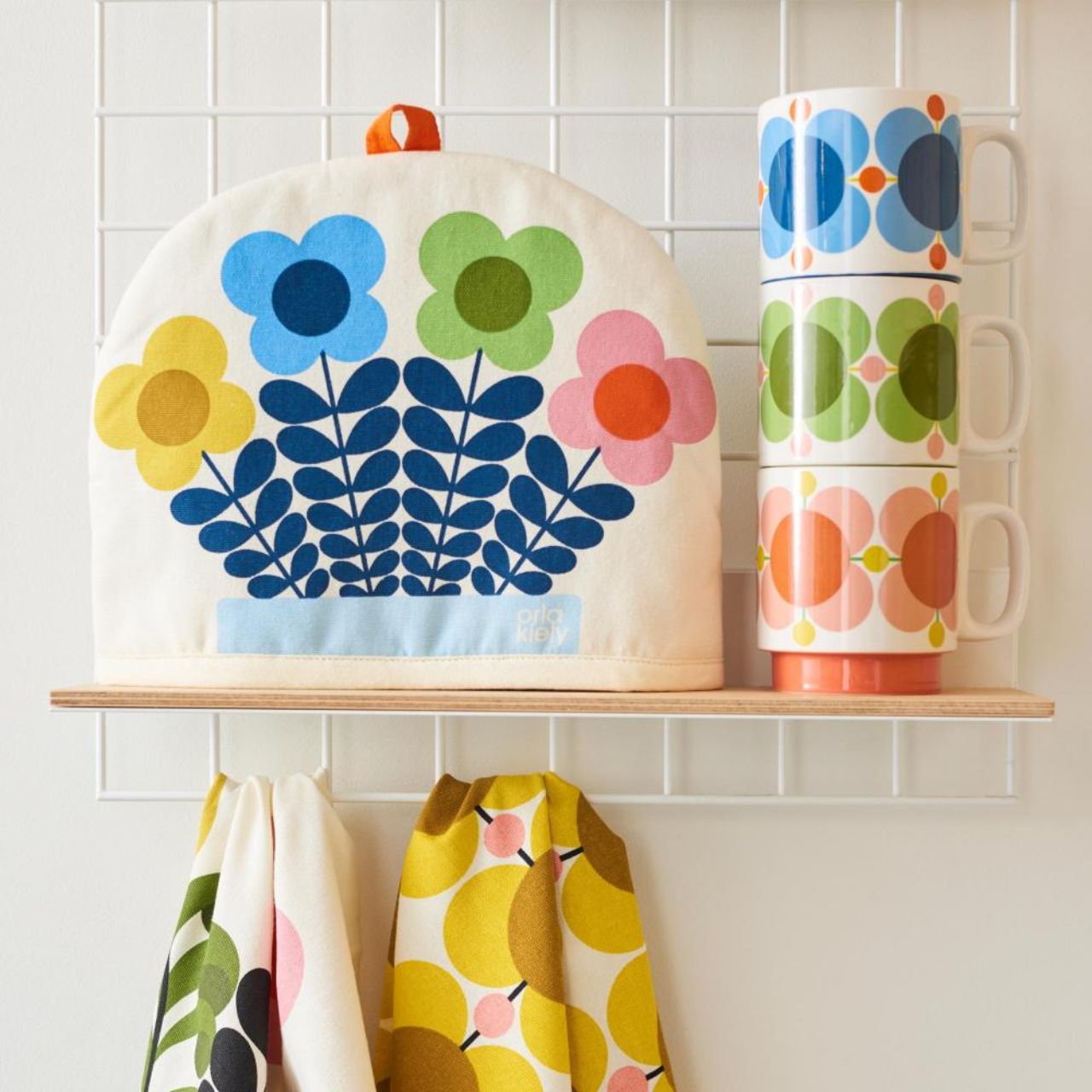 Tipperary Orla Kiely Set 2 Stacking Mugs - Atomic Flower Bubblegum & Basil  DESIGNED IN THE UK BY ORLA KIELY: This set of two mugs has a unique 'Atomic Flower' print and is designed to be stacked.  Each mug is stamped with an authentic Orla Kiely logo.