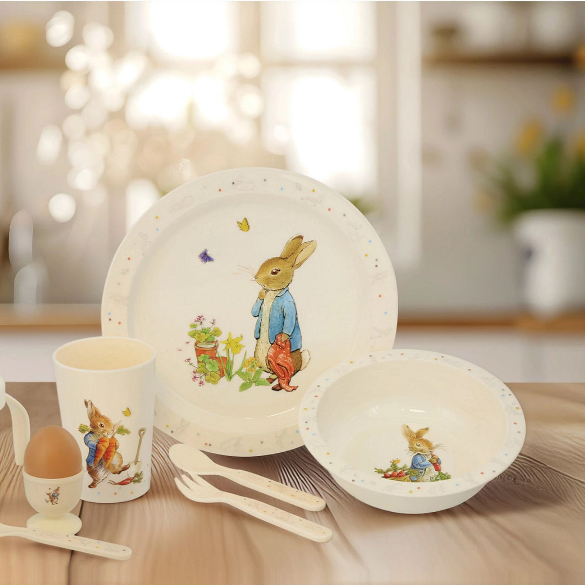 Bring the magic of Beatrix Potter to mealtimes with this brand-new Peter Rabbit 5-piece dinner set. This beautiful set includes a beaker, plate, bowl, spoon, and fork, all featuring classic Peter Rabbit illustrations on a gender-neutral cream base.