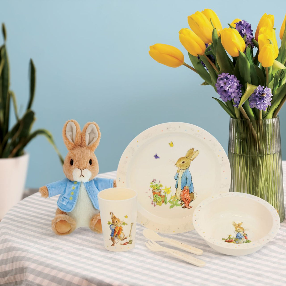 Bring the magic of Beatrix Potter to mealtimes with this brand-new Peter Rabbit 5-piece dinner set. This beautiful set includes a beaker, plate, bowl, spoon, and fork, all featuring classic Peter Rabbit illustrations on a gender-neutral cream base.