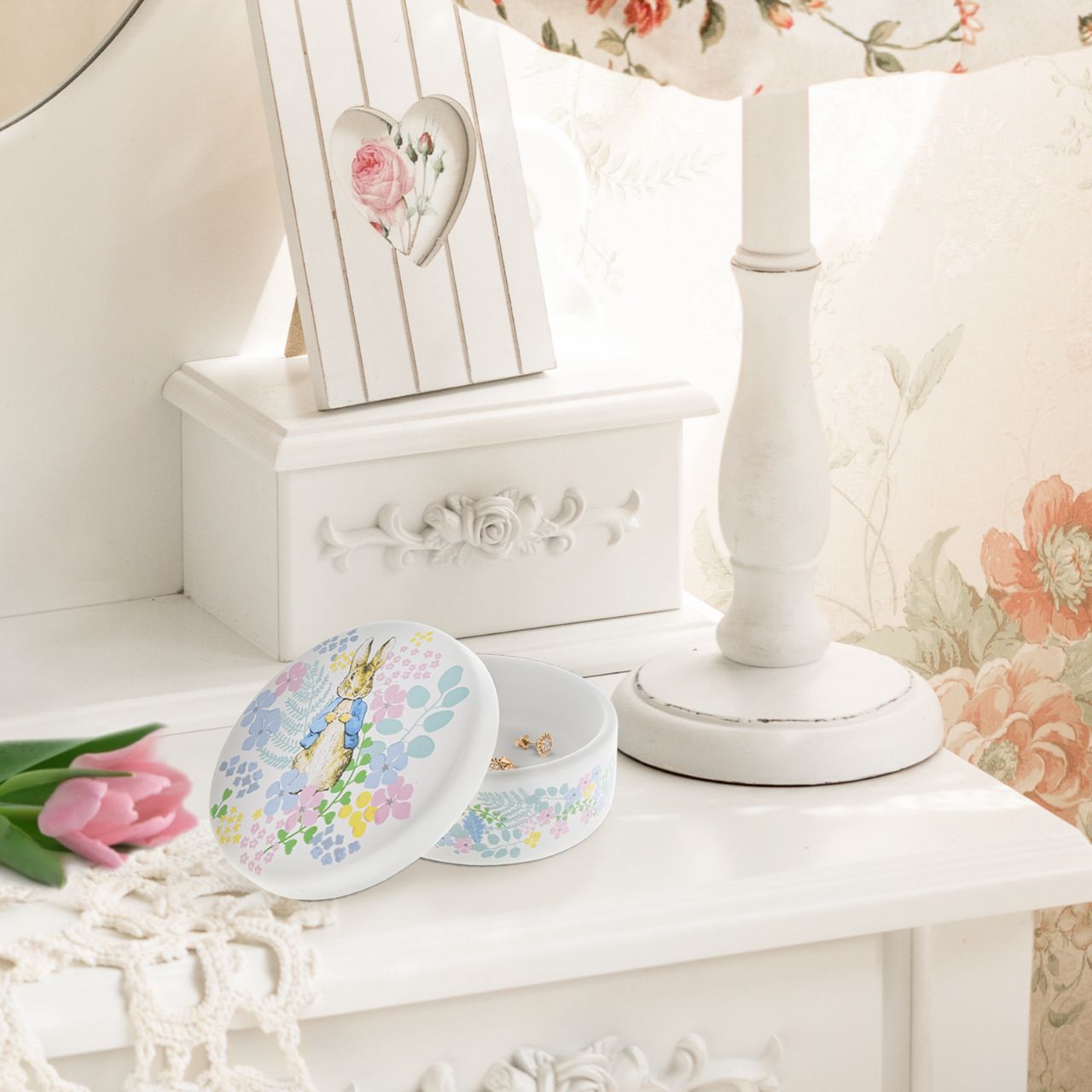 The English Garden collection combines high-quality practical products with Beatrix Potter's timeless characters. Designed in the UK, the range takes inspiration from the original Beatrix Potter illustrations to create beautifully stylish home décor and accessories.