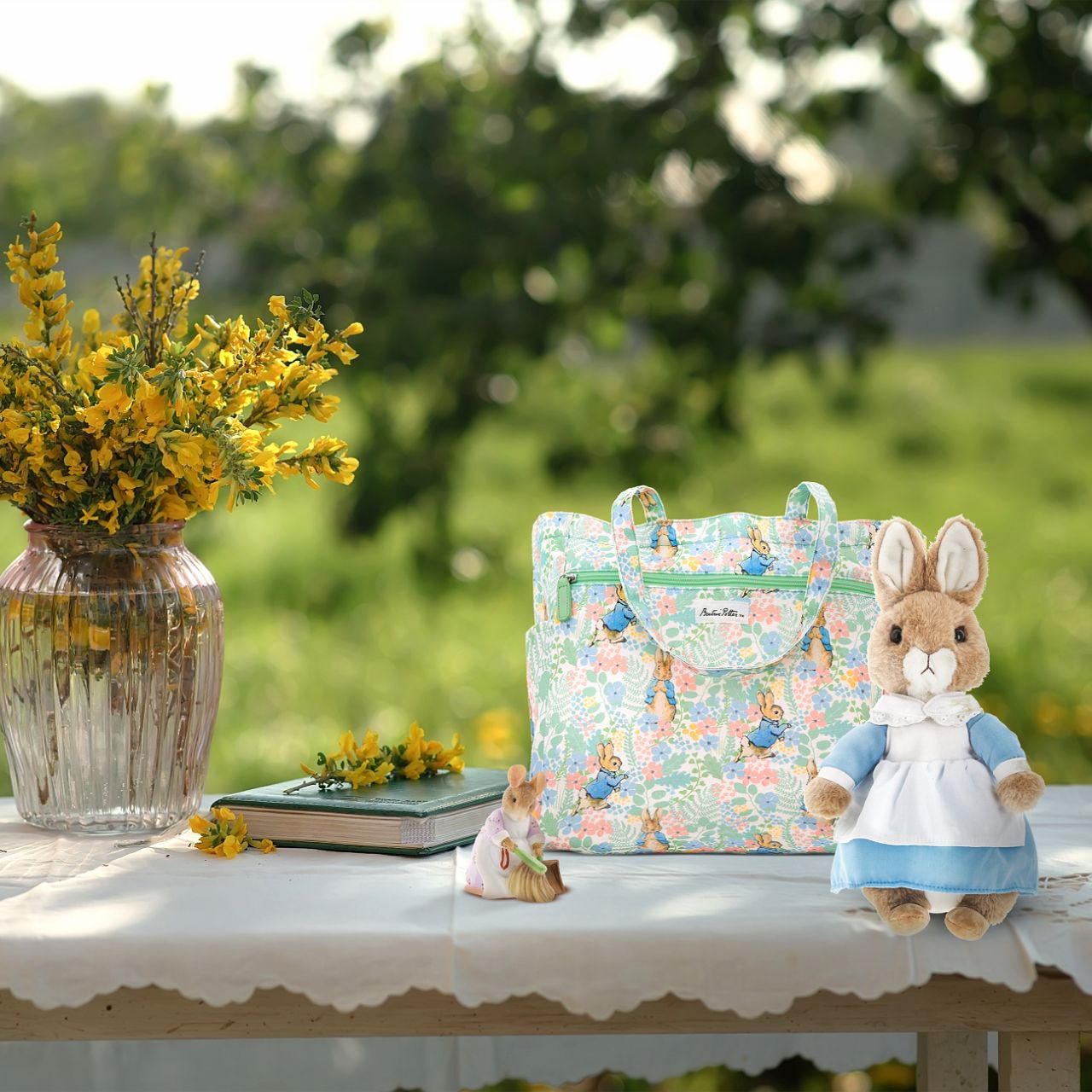 The English Garden collection combines high-quality practical products with Beatrix Potter's timeless characters. The range takes inspiration from the original Beatrix Potter illustrations to create beautifully stylish home d?cor and accessories.