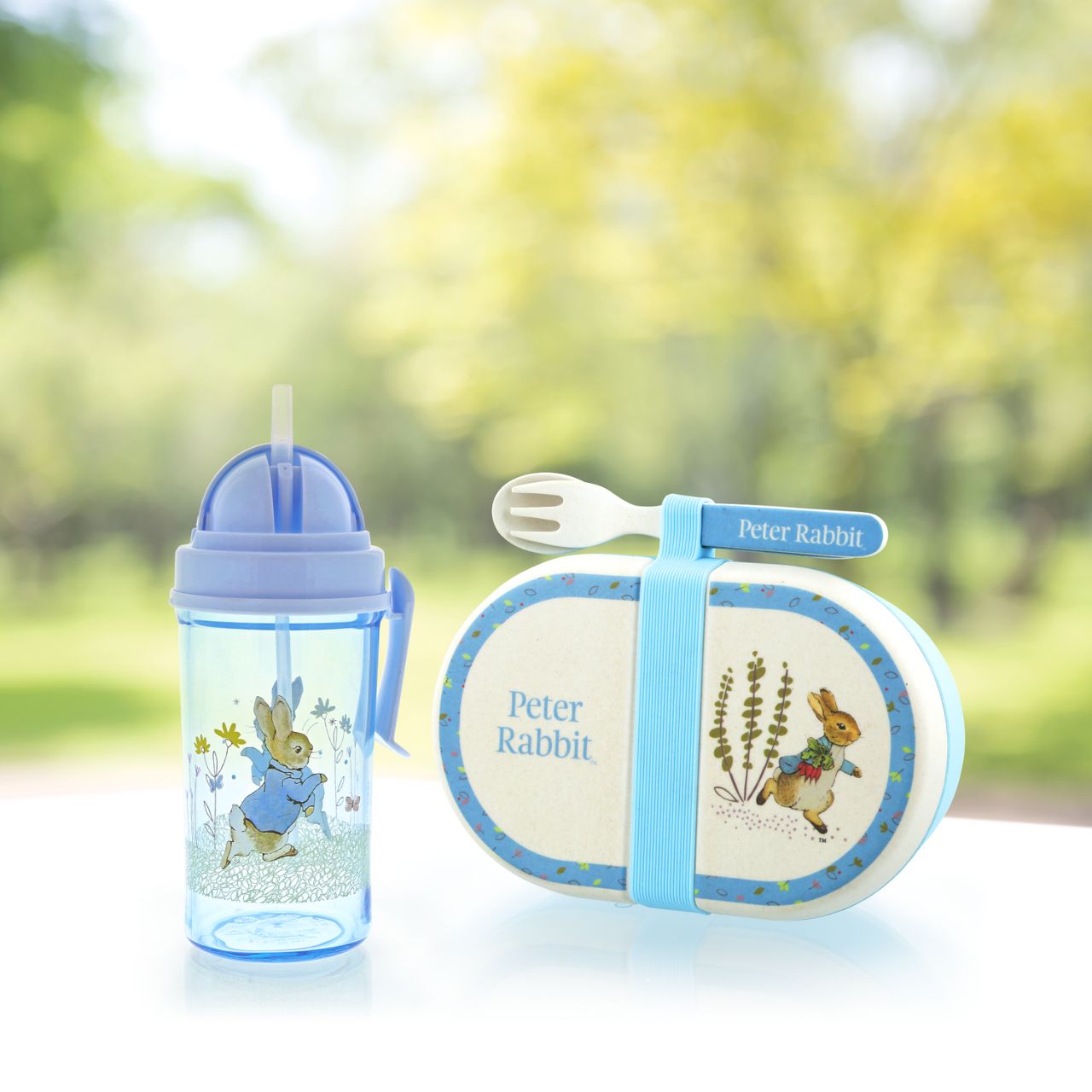 This handy Peter Rabbit Water Bottle is great for on the go or school. With a small handle for easy holding and a pop-up straw it is ideal for school lunch boxes, picnics or daytrips with the family.
