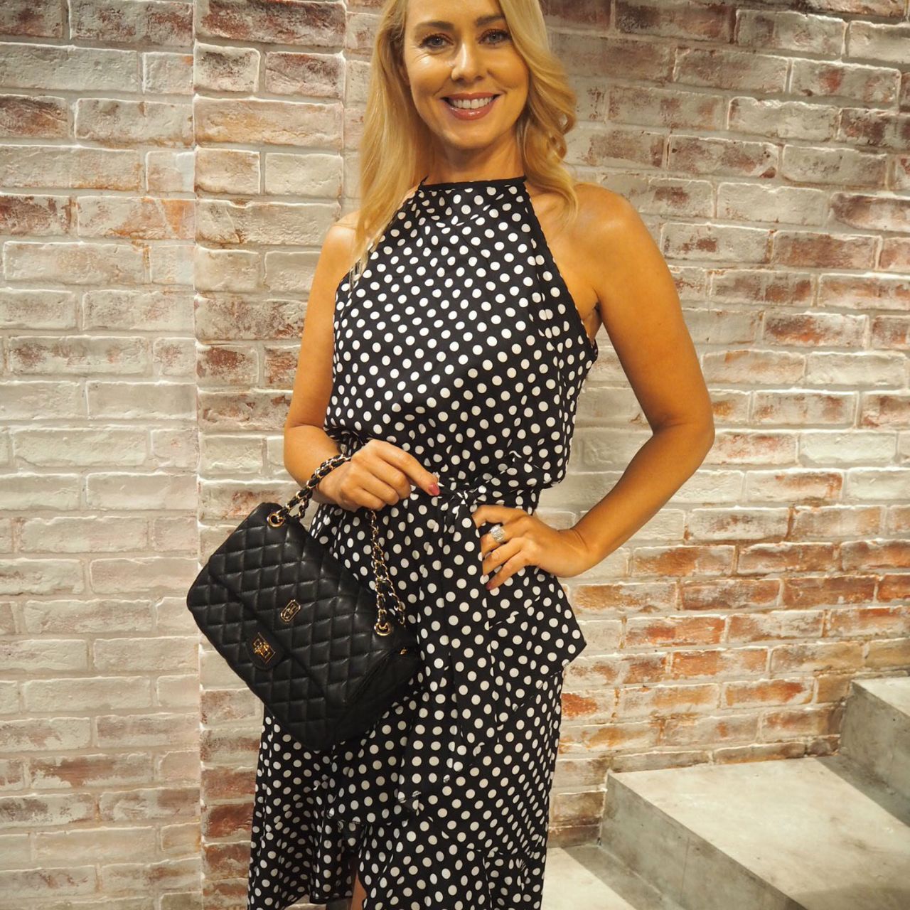 Rendered in a diamond quilt, the Palermo bag is complete luxury, an elegantly chic accessory. Polished yellow gold tone hardware accents the tactile leather exterior. The adjustable chain and PU strap offer the convenience of wearing it over your shoulder or wearing it as a cross-body.