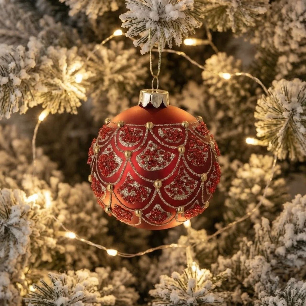 Gisela Graham Red & Gold Scallops Christmas Glass Bauble brings elegant festive charm to your tree. This hand-crafted ornament features a stunning scallop pattern in rich red and gold tones, perfect for adding a touch of sophistication to your holiday display.