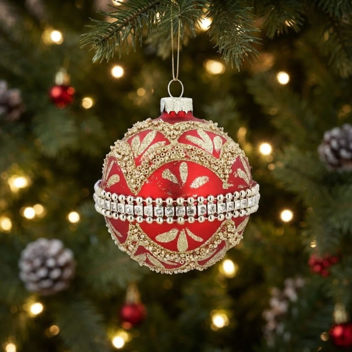 Elevate your festive décor with this stunning Gisela Graham Christmas bauble. Featuring elegant red and gold swags accented with a sparkling diamante band, this ornament brings sophisticated holiday charm to any tree.