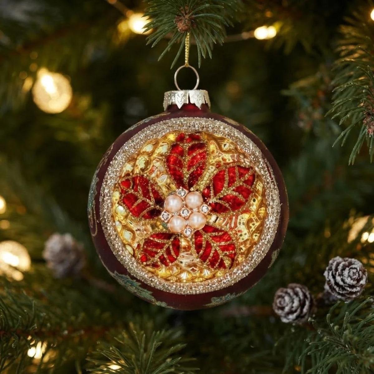 Gisela Graham Add festive elegance to your Christmas tree with this stunning Gisela Graham Red Ornate Gold Dimple Glass Bauble. The rich red finish is beautifully enhanced with ornate gold detailing and a distinctive dimpled texture that catches the light for a luxurious, eye-catching display.