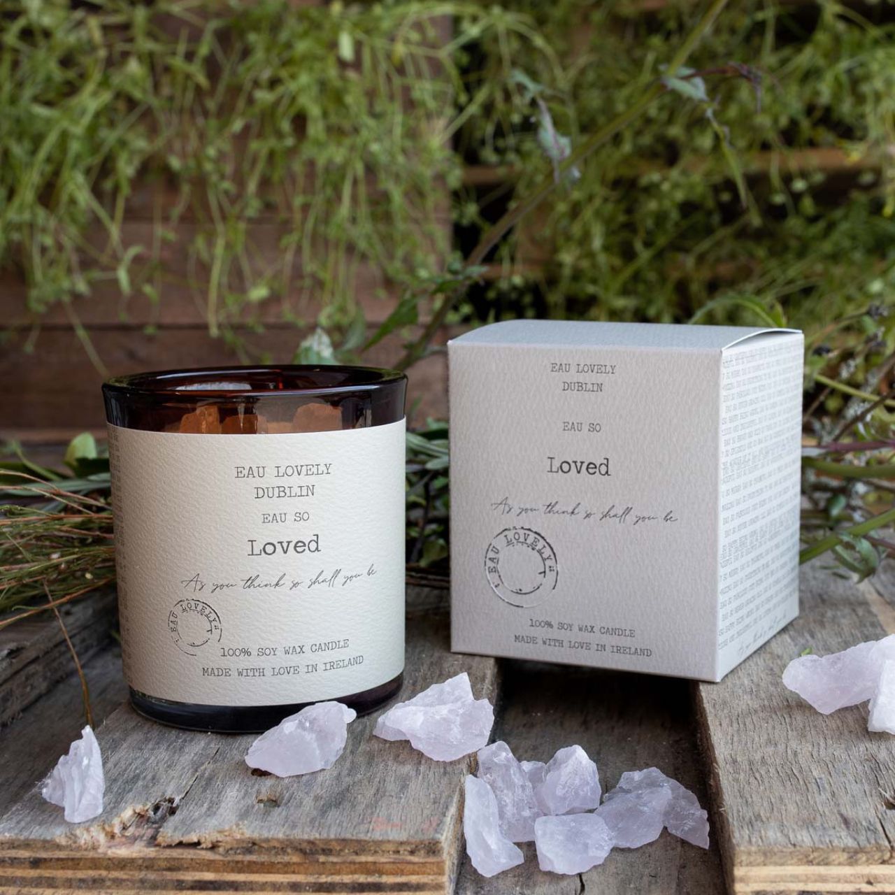 Eau So Loved Relaxed Candle with Rose Quartz Gemstone combines the soothing power of fragrance with the gentle energy of rose quartz.