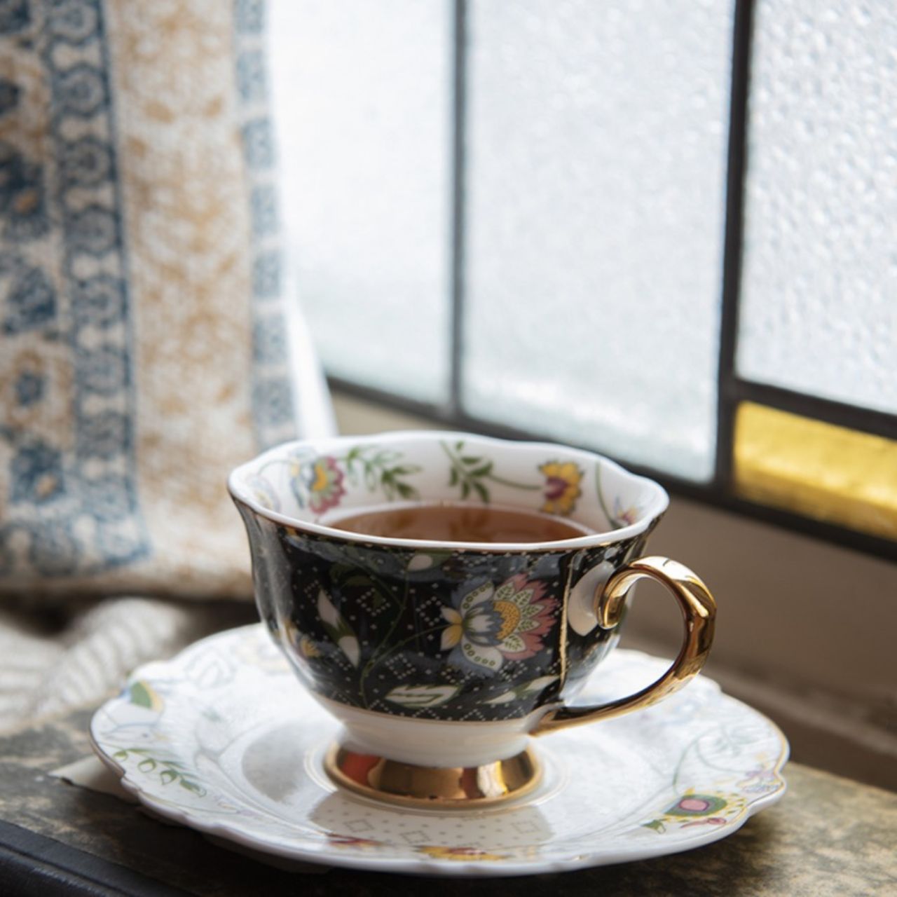 Made from high-quality ceramic, this cup and saucer set offers durability and is resistant to daily use. The refined design with a floral print and subtle gold accents makes this set a true eyecatcher on your table.
