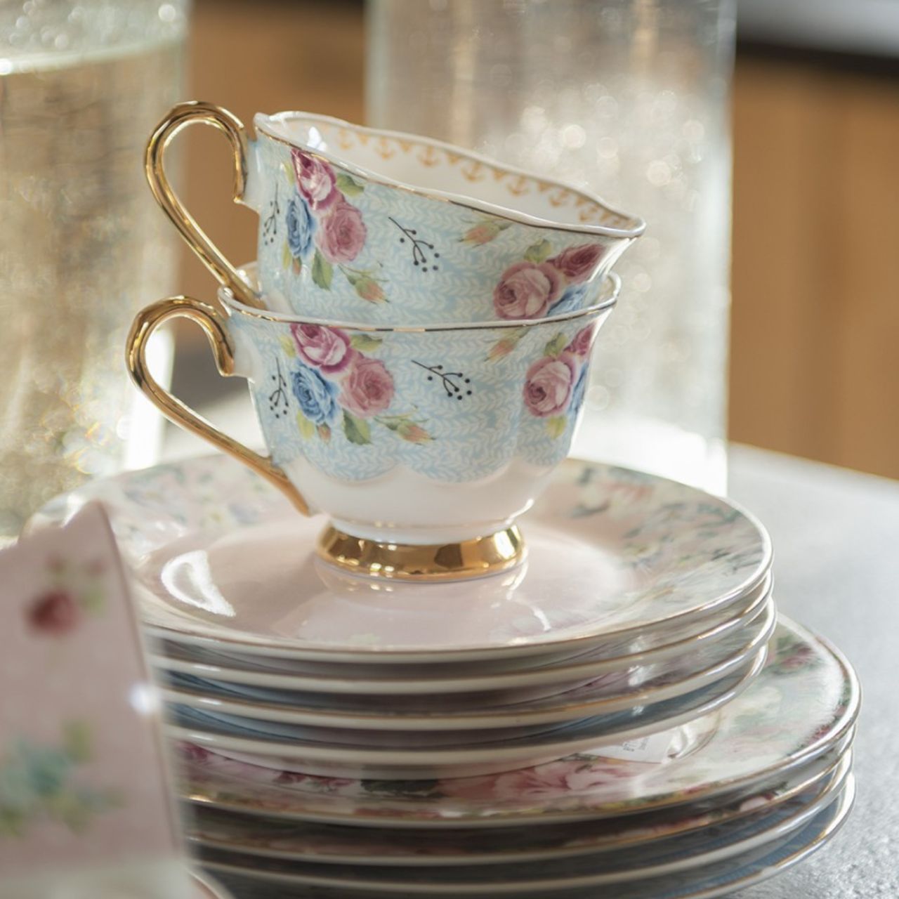 Made from high-quality ceramic, this cup and saucer set offers durability and is resistant to daily use. The refined design with a floral print and subtle gold accents makes this set a true eyecatcher on your table.