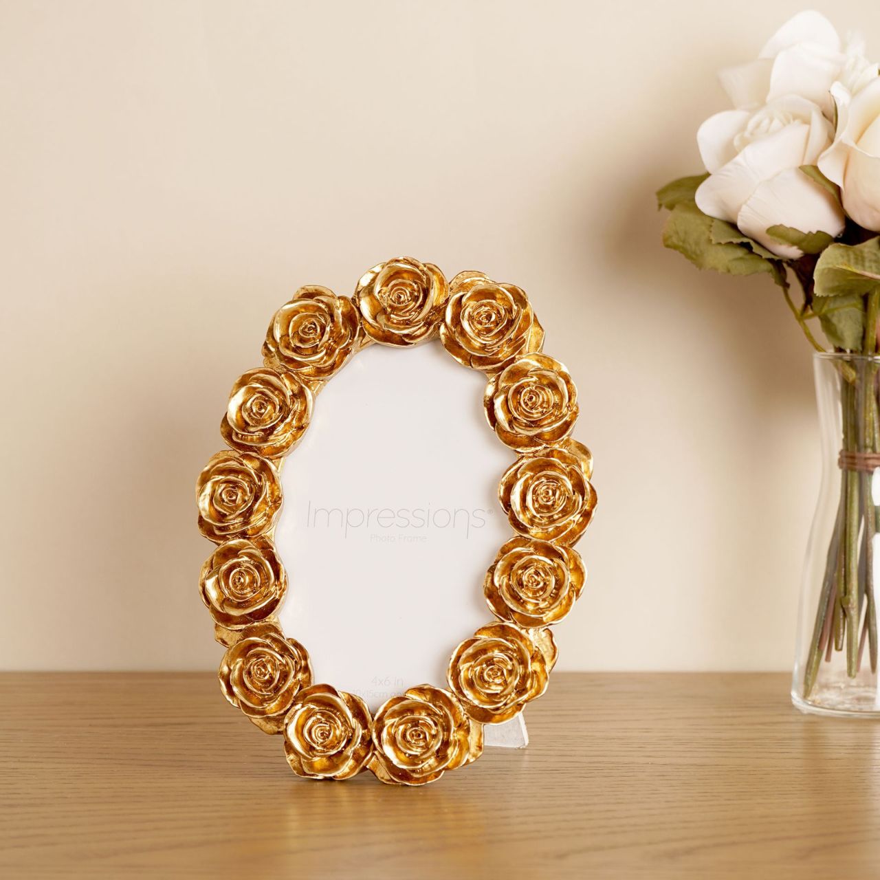 The Impressions Rose Design Oval Resin Photo Frame (4" x 6") beautifully displays your treasured memories.